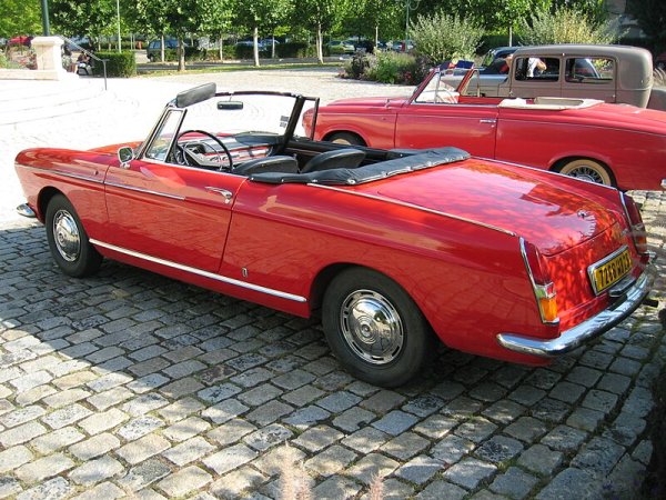 Peugeot представя 404 като семеен автомобил през 1960-а, но когато през 1961 година колата излиза без покрив, тя пленява въображението на по-младите, модерни шофьори. Peugeot става модно!